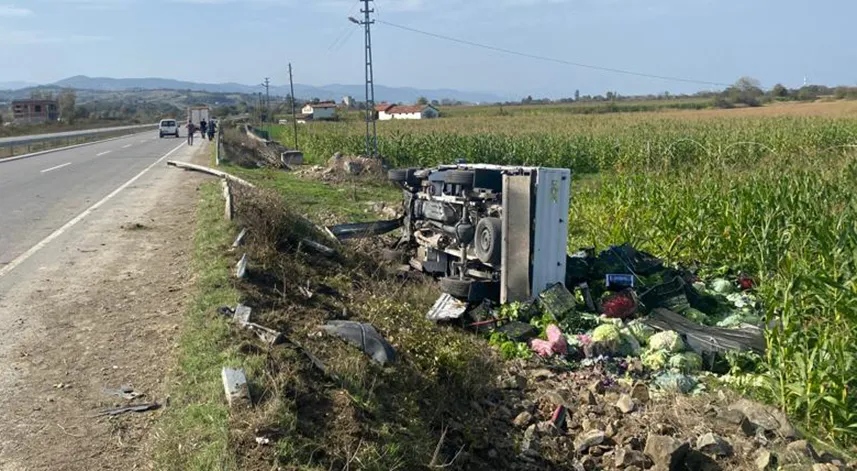 Samsun'da devrilen sebze yüklü kamyonetin sürücüsü yaralandı