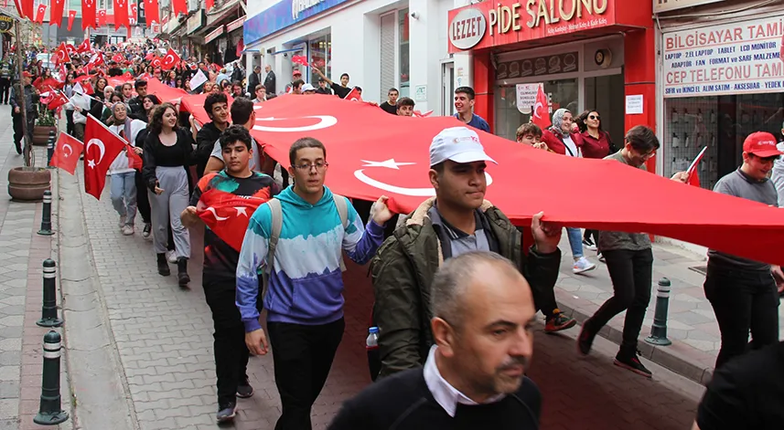 Artvin'de 50 metre uzunluğundaki Türk bayrağıyla 