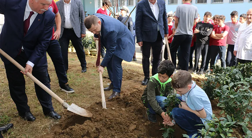 Of'ta Cumhuriyet'in 100. yılı anısına 100 çay fidesi dikildi