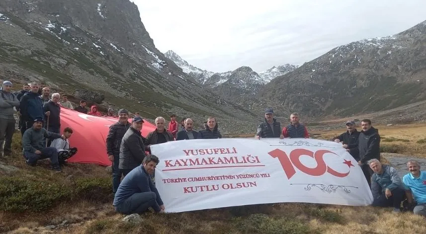 Cumhuriyet’in 100. yılında 2 bin 500 rakımdaki şelaleye yürüyüş düzenlendi