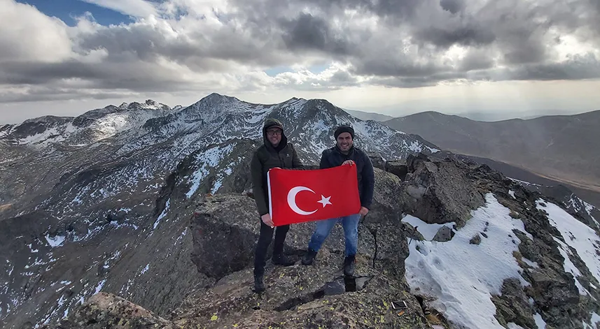 Öğretmenler Cumhuriyetin 100. yılını 3 bin 331 metre yükseklikte kutladılar