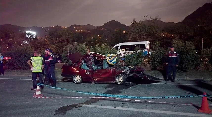 Kamyona çarpan otomobilin sürücüsü öldü