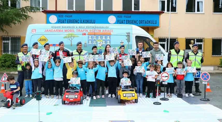 Rize'de jandarma ekipler, öğrencilere trafik eğitimi verdi