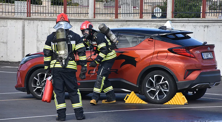 İtfaiyeciler, elektrikli araçların karışabileceği kazalara tatbikatlarla hazırlanıyor