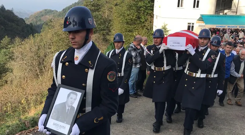 Trabzon'da vefat eden emekli uzman çavuş, son yolculuğuna uğurlandı