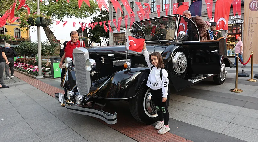 Atatürk'ün makam aracı olarak kullandığı otomobilin benzeri Trabzon'da sergilendi