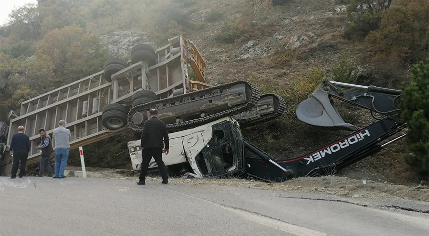 İş makinesi taşıyan tır devrildi, 2 kişi öldü