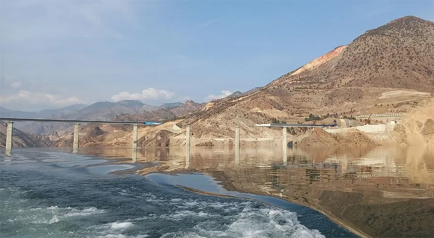 Sular altında kalan ilçede baraj gölünde oltayla balık tutulmaya başlandı