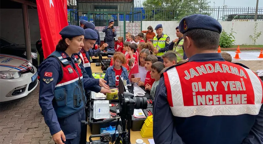 Artvin'de jandarma ekipleri okulları ziyaret ediyor