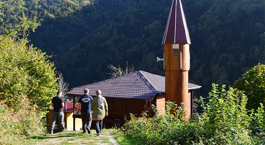 172 yıllık tarihi İremit Camii ahşap mimarisi ve rengarenk motifleriyle yıllara meydan okuyor