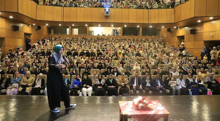 Eğitimci-yazar Merve Gülcemal, Rize'de konferans verdi