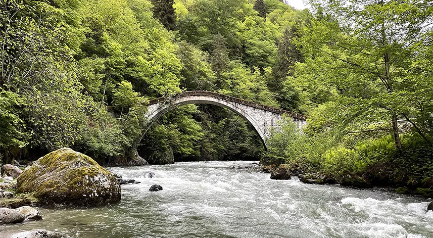 Rize'nin tarihi ortan köprüsü doğal güzelliğiyle dikkat çekiyor