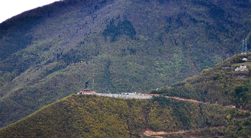 Türkiye’nin en büyük Atatürk heykelinin yer aldığı Artvin Atatepe’de bayrak yarına indirildi