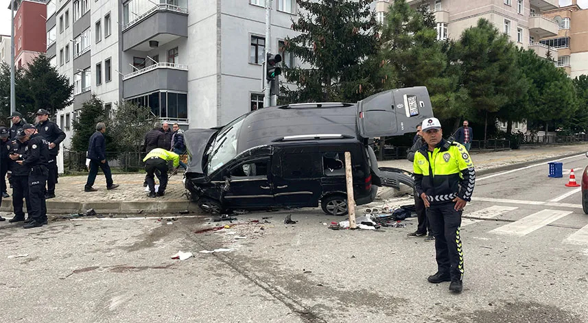 Samsun'da hafif ticari araç ile otomobil çarpıştı, 2'si polis 4 kişi yaralandı