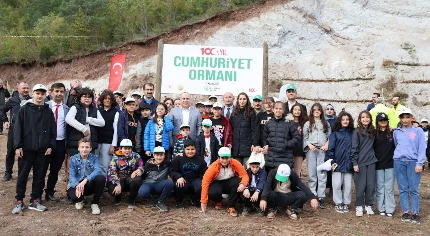 Artvin'de ‘Milli Ağaçlandırma Günü' etkinlikleri kapsamında 100 bin adet fidan toprakla buluşturuldu