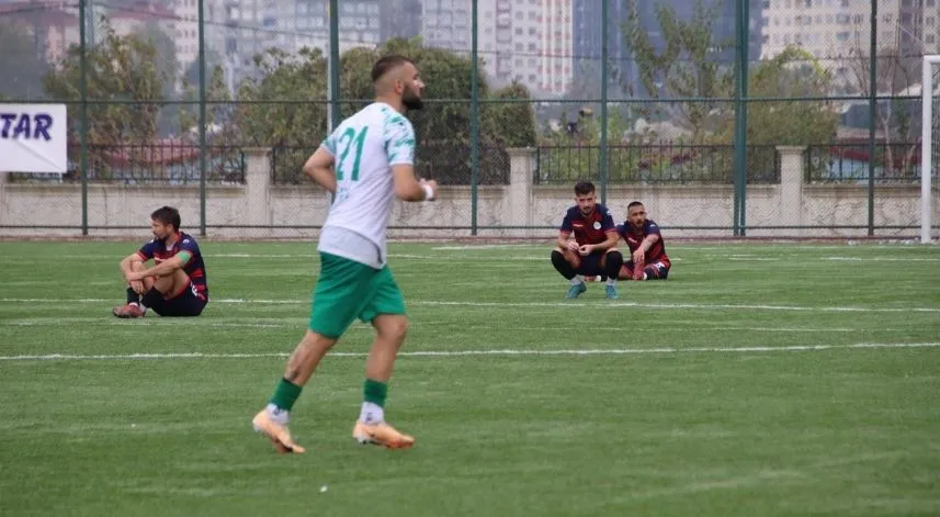 Hakemin kararını beğenmeyen futbolcular, maçı bırakıp oturma eylemi yaptı