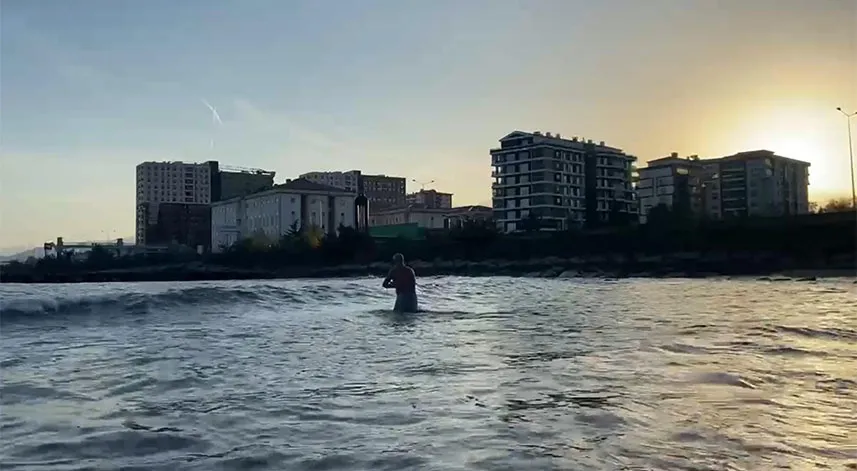 Rizeli havaların soğumasına aldırmadan Kasım ayında denize girdi