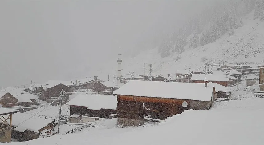 Rize’nin yüksek kesimlerine kar yağdı