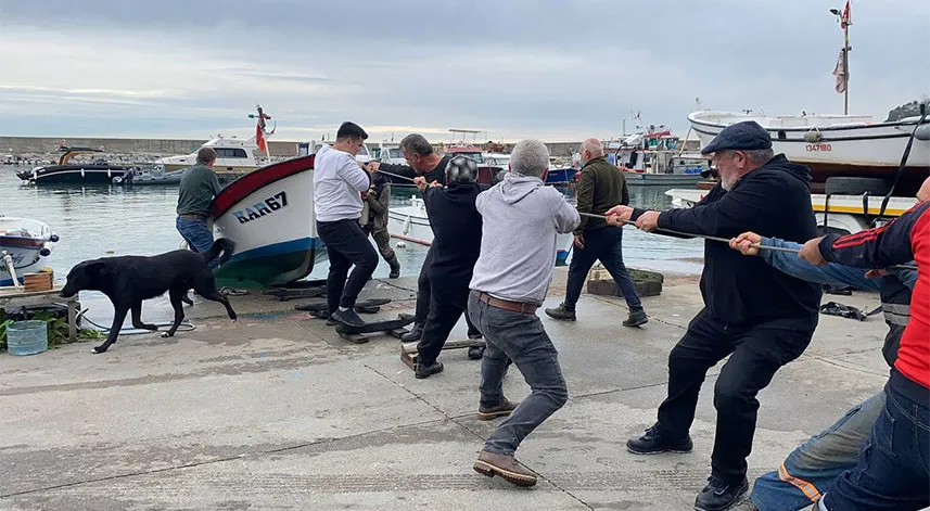 Zonguldak'ta balıkçılar hafta sonu beklenen fırtına öncesinde önlem aldı