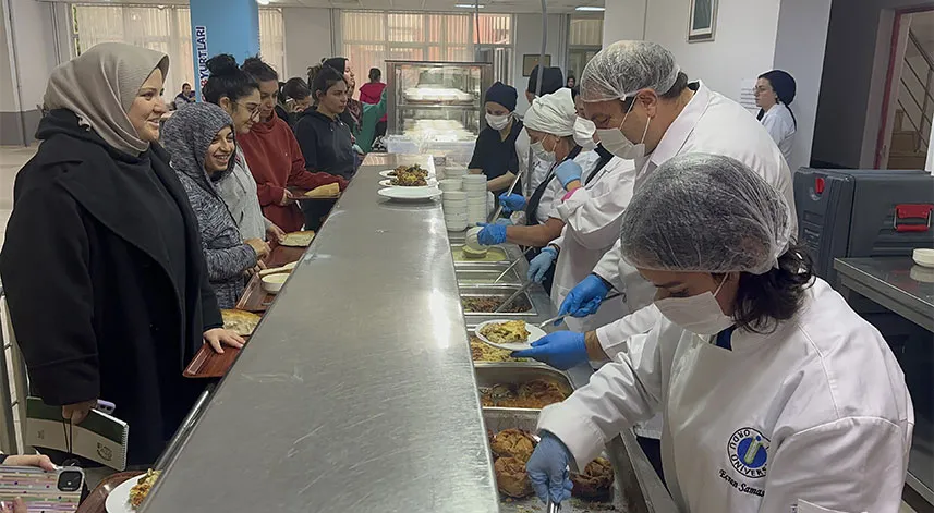 Ordu Gençlik ve Spor Müdürü Genç, öğrencilerle yurt mutfağında yemek hazırladı