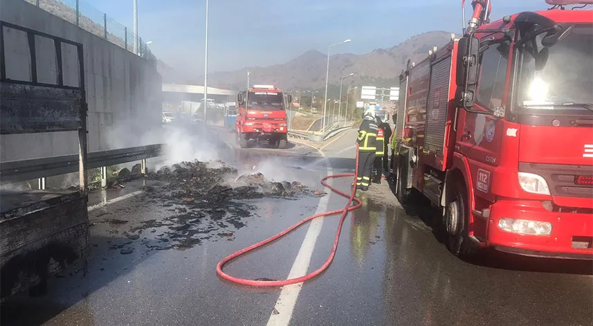 Amasya'da seyir halindeyken alev alan karton yüklü kamyonet yandı