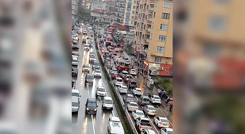 Rize'de sağanak yağmur trafiğe neden oldu