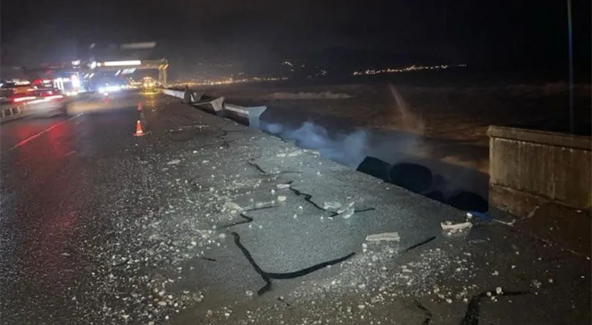 Karadeniz Sahil Yolu'nda şiddetli dalgalar yolun çökmesine neden oldu