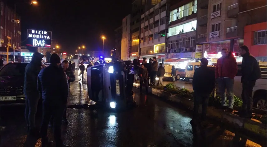 Rize’de refüje çarpan otomobil yan yattı