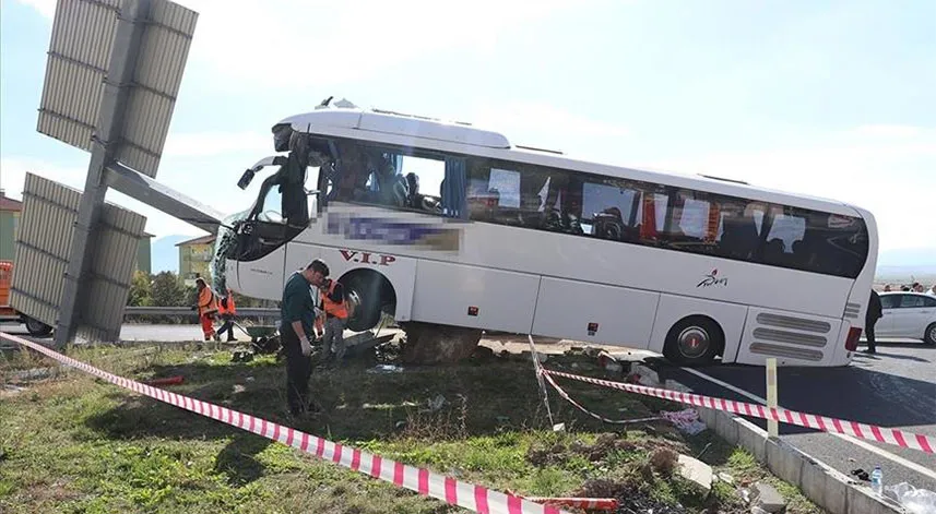 Turistleri taşıyan otobüsle otomobilin çarpıştığı kazada ölü ve yaralılar var