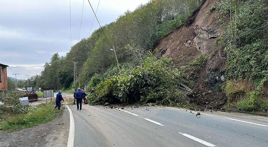 Rize’de heyelan nedeniyle yol ulaşıma kapandı