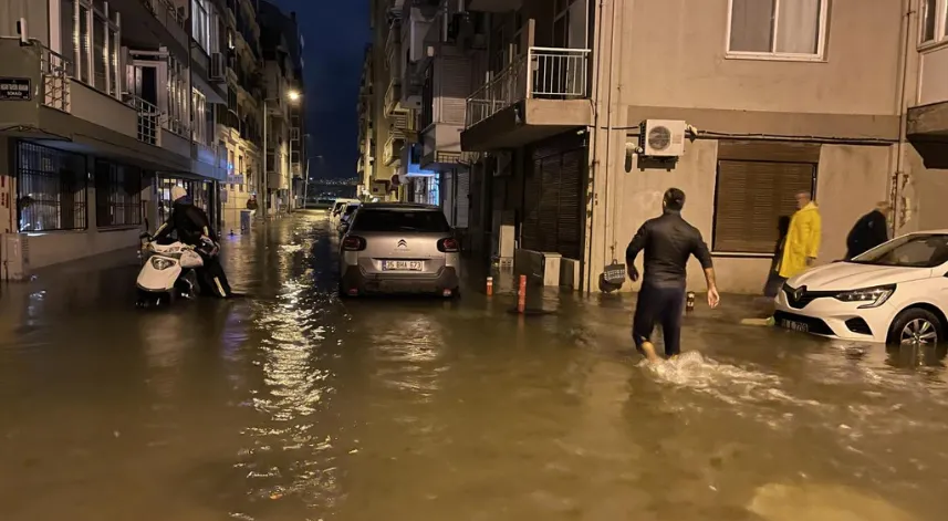 İzmir'de deniz taştı, sokaklar su altında kaldı