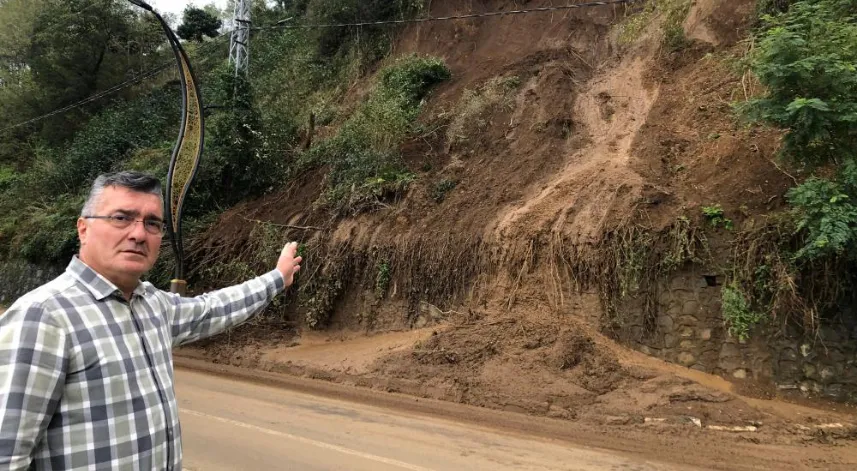 Rize’deki bu mahallenin sakinleri gün geçtikçe büyüyen heyelana çözüm arıyor