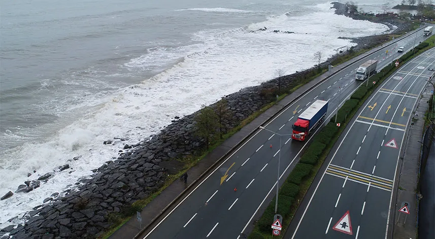 Trabzon'da dev dalgalar Karadeniz Sahil Yolu'nda ulaşımı olumsuz etkiliyor