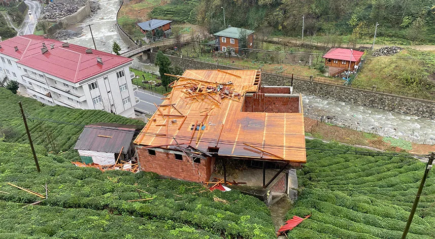 Rize’de fırtına hayatı olumsuz etkiliyor