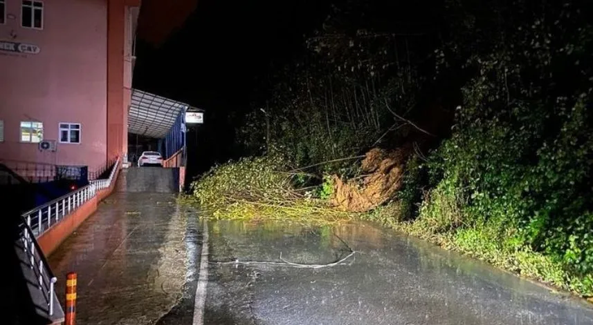 Rize’de Ortaköy yolu trafiğe kapandı