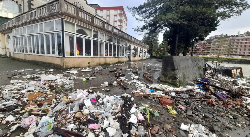 Rize'de dalgalar insanlığın pisliğini gün yüzüne çıkardı