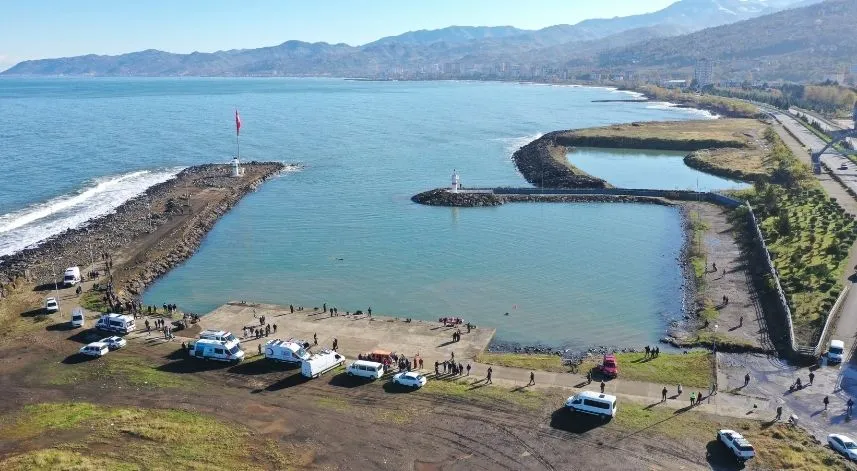 Trabzon'da fırtına sonucu yükselen dalgalara kapılan 2 kişiyi arama çalışmaları sürüyor