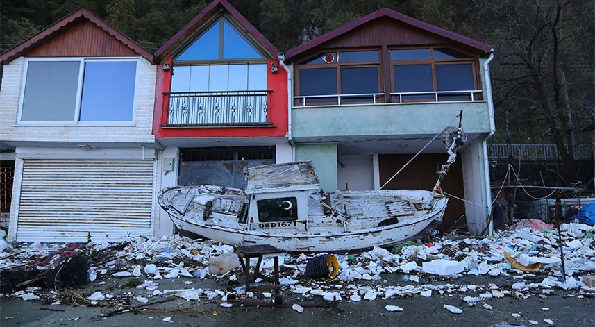 Artvin'de fırtınada oluşan dalgalar balıkçı barınaklarına zarar verdi