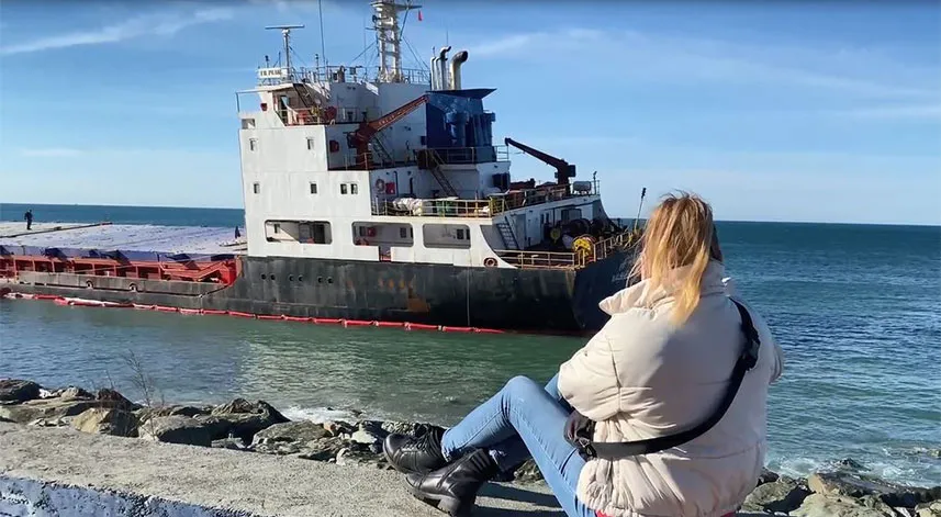 Artvin’de karaya oturan geminin önünde fotoğraf çılgınlığı