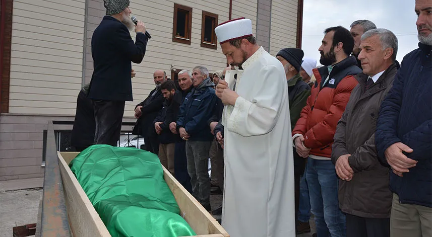 Çaykara'da duvardan düşerek ölen kişinin cenazesi defnedildi