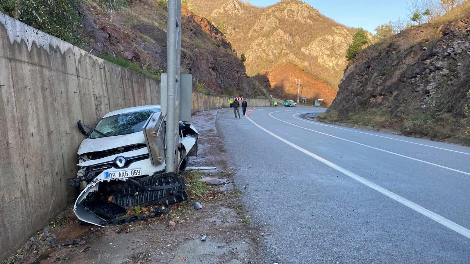 Artvin'de kaza: Sürücü direk ile duvar arasında sıkıştı!