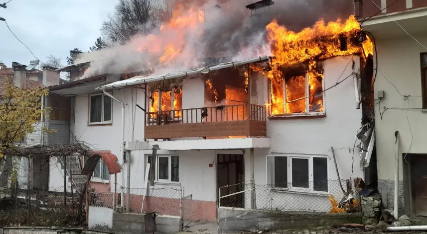 Bolu'da 2 katlı ahşap ev yandı
