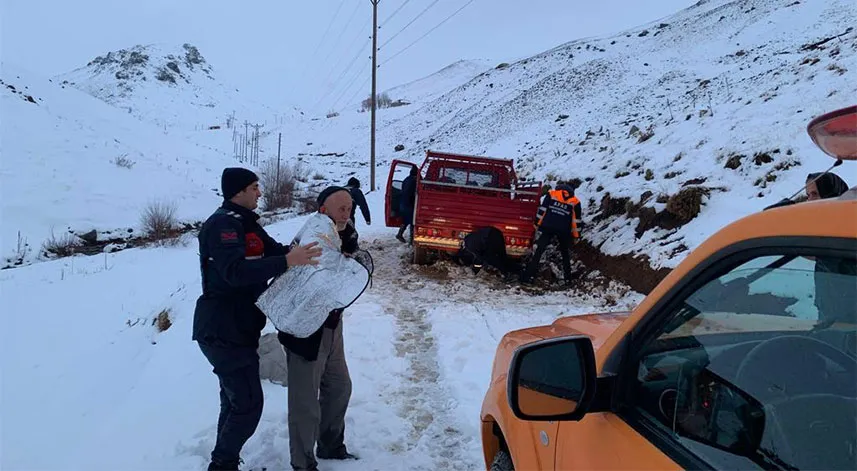 Bayburt'ta karda mahsur kalan 2 kişi kurtarıldı