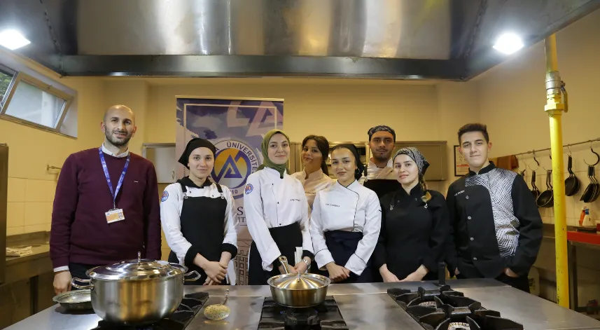 Karalahana çorbasına bu kez de Gastronomi ve Mutfak Sanatları Bölümü öğrencileri sahip çıktı