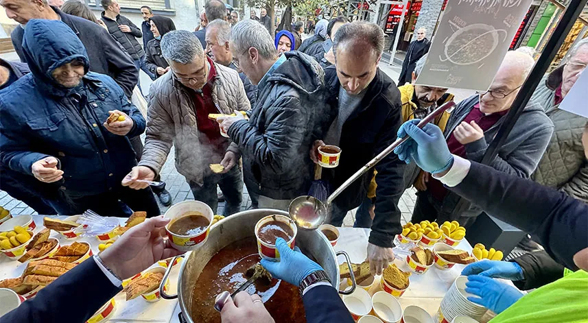 Trabzon'da vatandaşlara karalahana çorbası ikram edildi