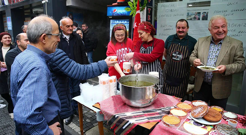 Giresun'da vatandaşlara karalahana çorbası dağıtıldı