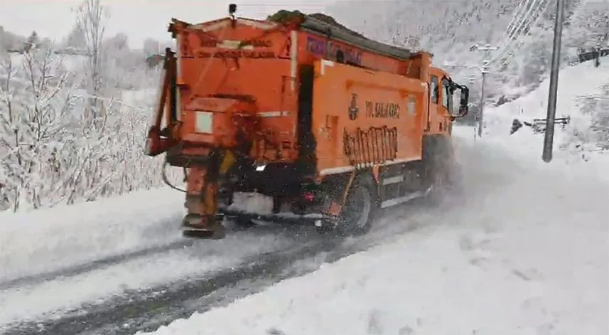 Artvin’de etkili olan kar yağışı ve heyelan nedeniyle 63 köy yolu ulaşıma kapandı