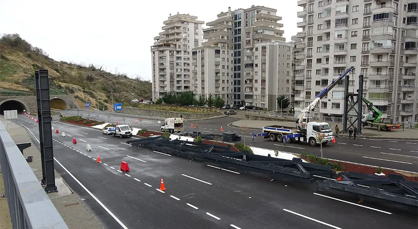 Yayalar için tehlike oluşturan noktaya üst geçit yapılmaya başlandı