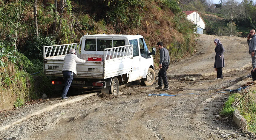 Rize'de bitmek bilmeyen doğalgaz çalışması mahalle sakinlerini canından bezdirdi