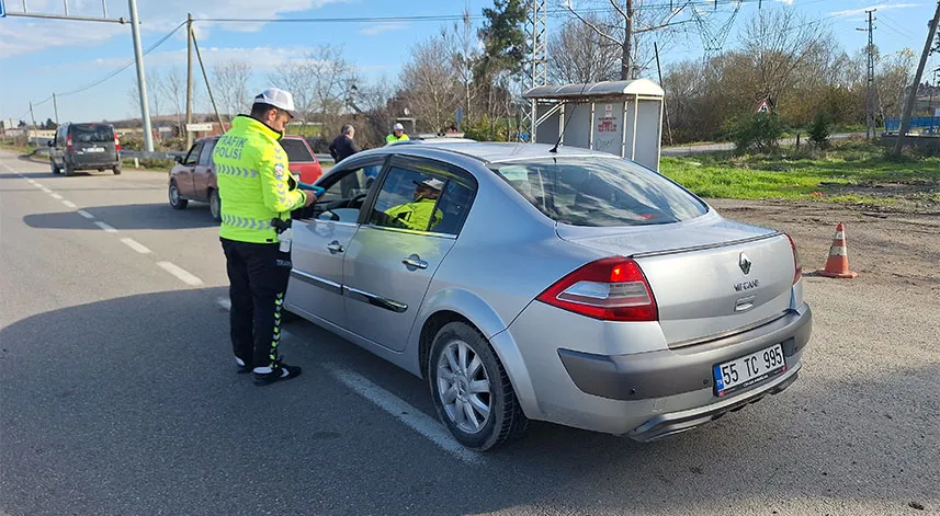 Samsun'da trafik denetimlerinde 26 sürücüye ceza kesildi